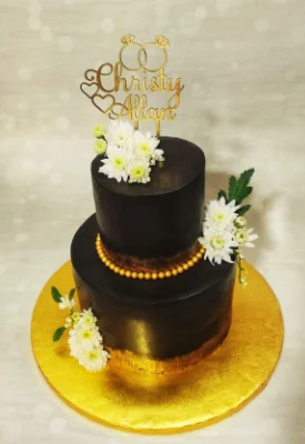 Fresh Daises Chocolate Wedding Cake